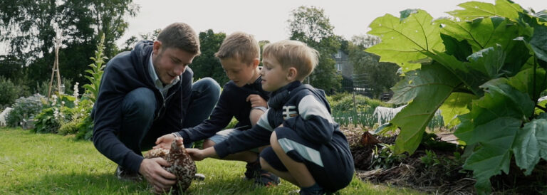 Poules_enfants_toucher_©Naturarium2025